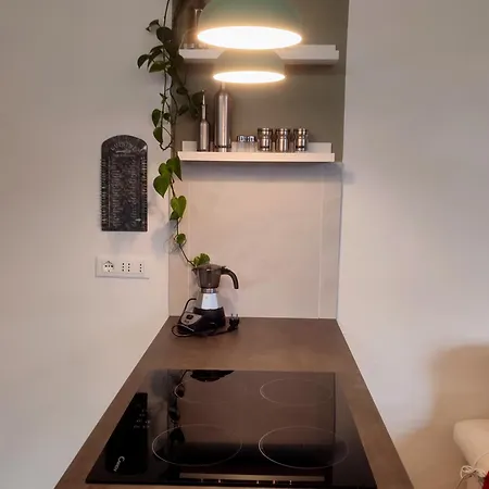 Nyaraló Altrove, Lontano Quanto Basta *