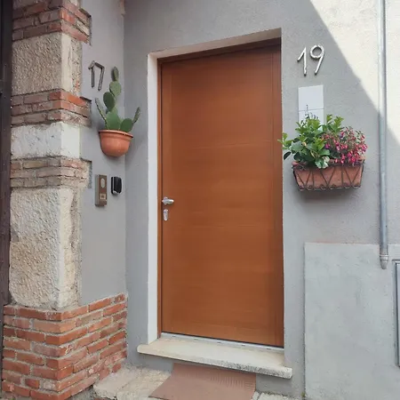 Nyaraló Altrove, Lontano Quanto Basta