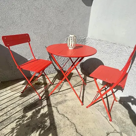 Altrove, Lontano Quanto Basta